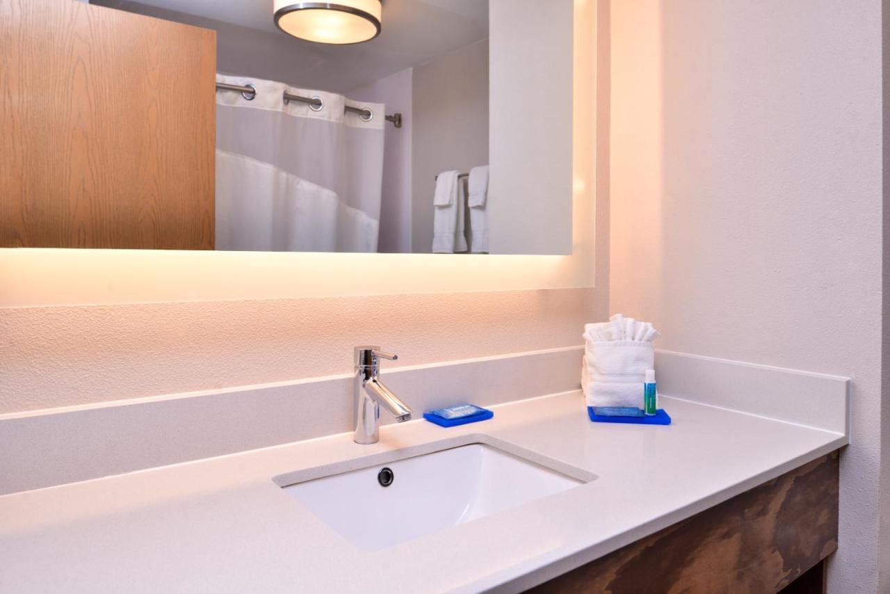 Holiday Inn Express Hotel & Suites Tampa-Anderson Road-Veterans Exp By Ihg West Chase Εξωτερικό φωτογραφία